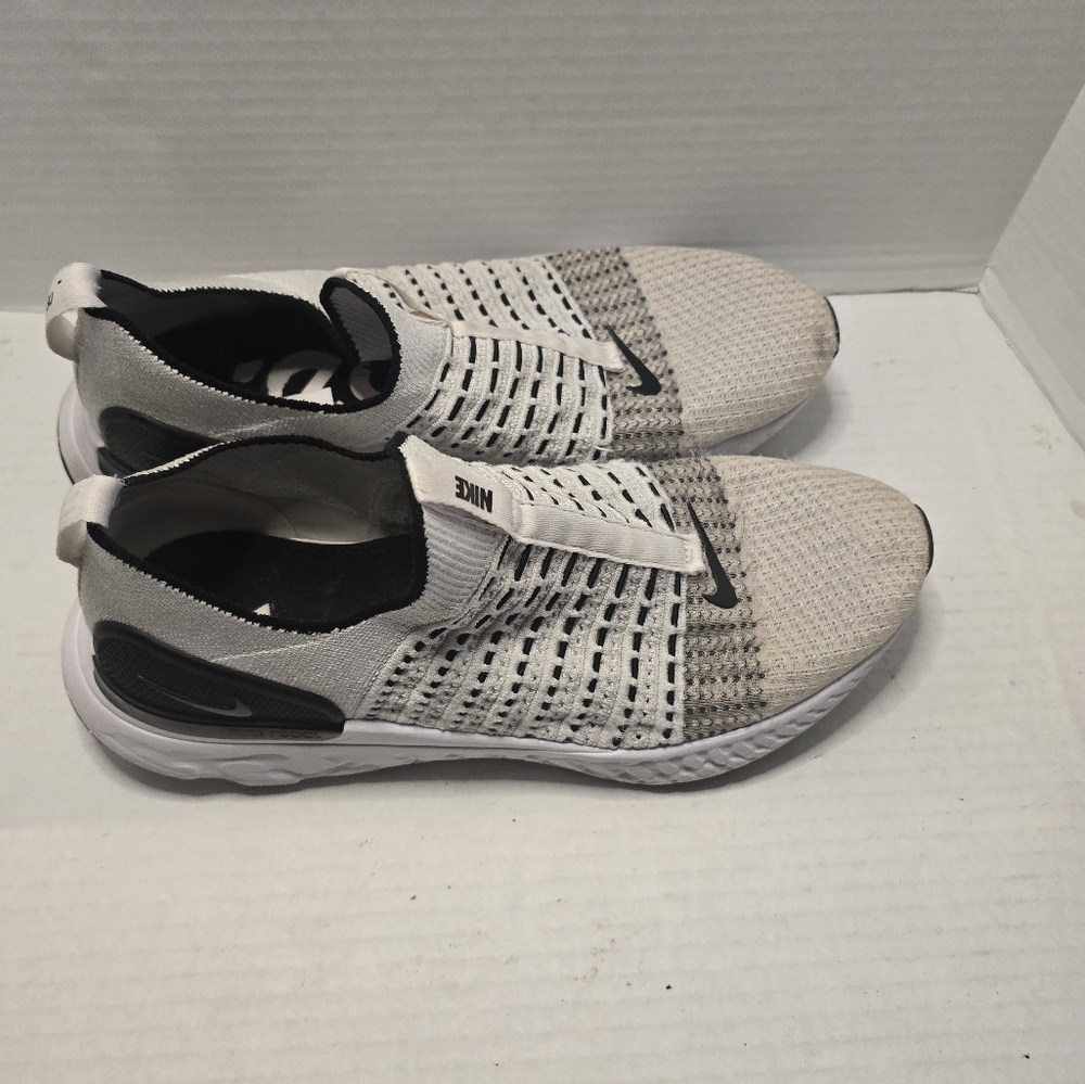 Men running shoes. Nike React Running Shoes - Picture 4 of 6